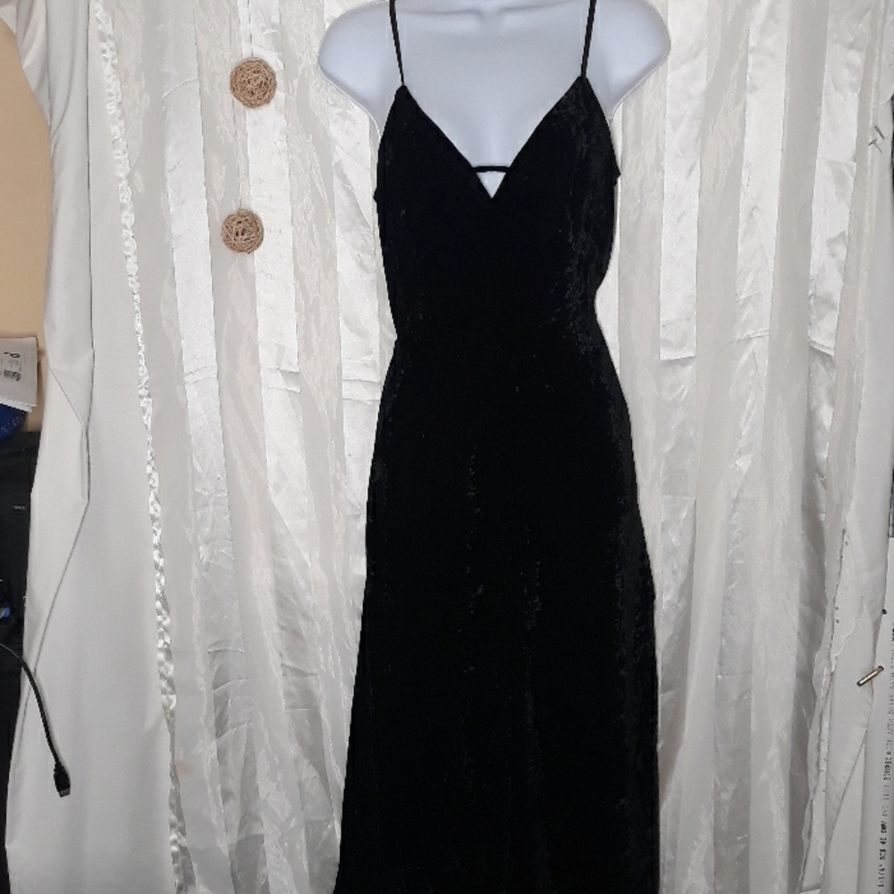 π€ Ella Moss Plunging Velvet Romper/Jumpsuit - Picture 2 of 5